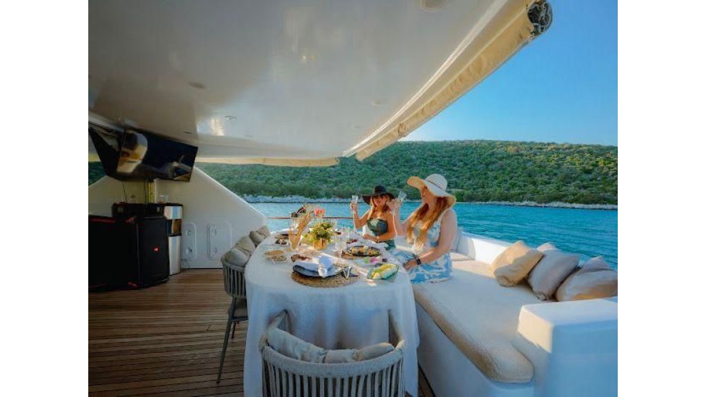 Luxury Motoryacht P_Page_4_Image_0005