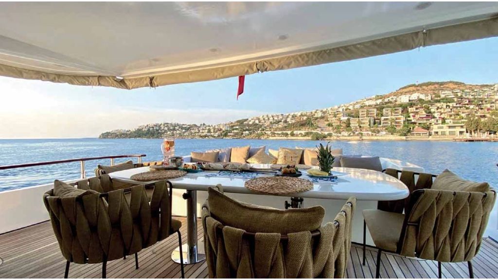 Luxury Motoryacht P_Page_4_Image_0006