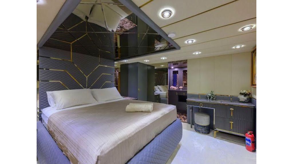 Luxury Motoryacht P_Page_8_Image_0026