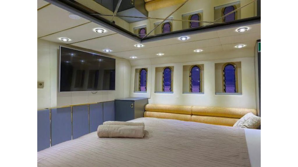 Luxury Motoryacht P_Page_9_Image_0031