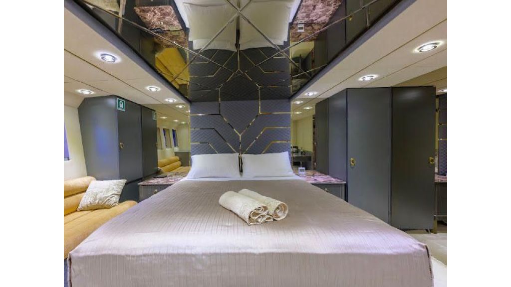 Luxury Motoryacht P_Page_9_Image_0032