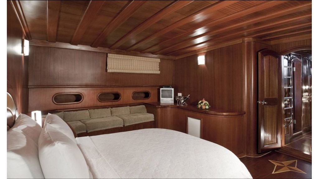 30-meter-6-cabin-luxury-gulet-master cabin.