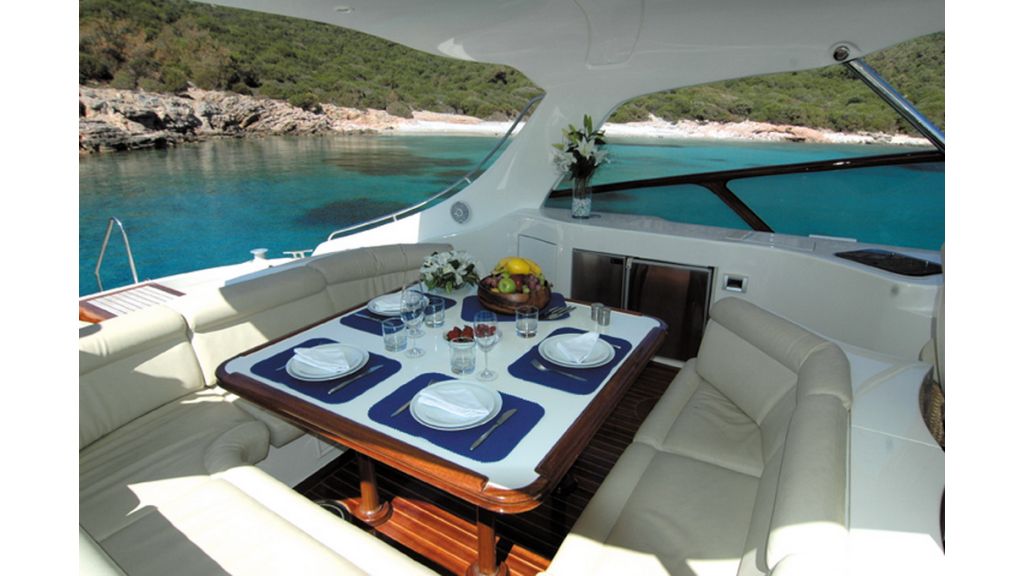 1289804062_motoryacht_charter_6