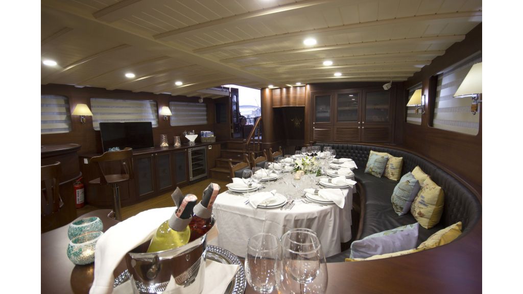 34 meters charter yacht (37)