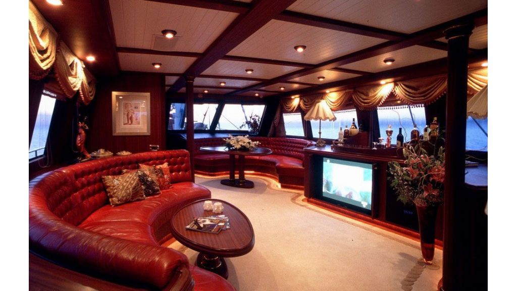 Sea-beauty-Luxury Yacht Charter master