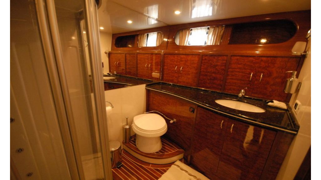 Laminated wood motoryacht (12)