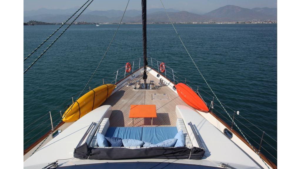 Transom_yacht_for_sale