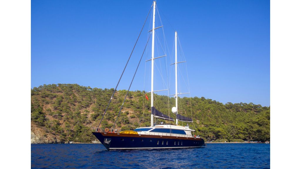 Transom_yacht_for_sale