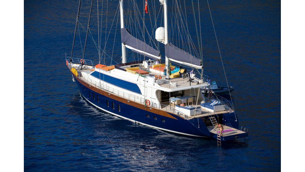 Transom_yacht_for_sale