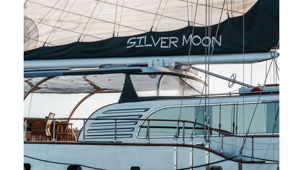 Silver Moon (592)