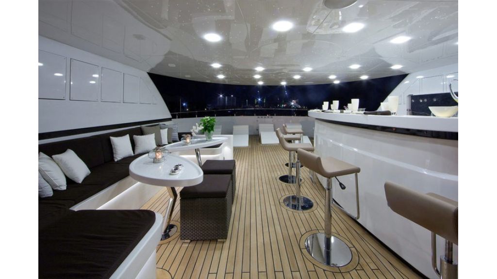 Composite luxury motor yacht (16)