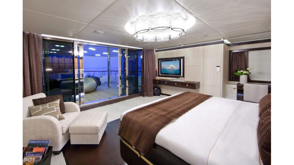 Composite luxury motor yacht (34)
