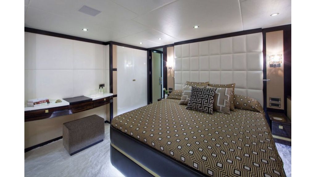 Composite luxury motor yacht (60)
