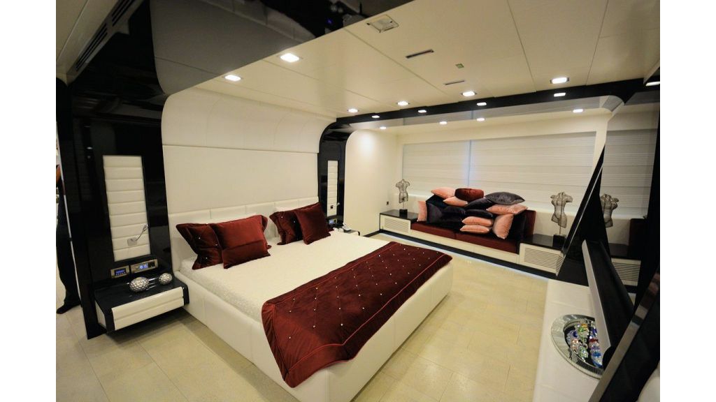 exclusive-motoryacht-for-sale-interior-13