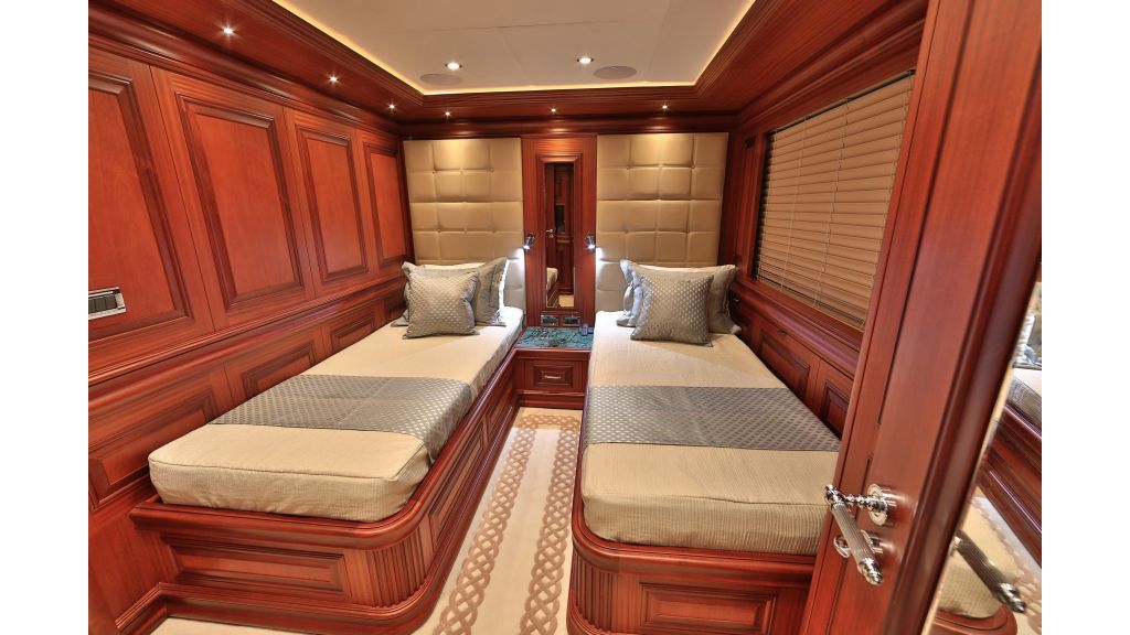 2012 Classic design motoryacht (106)