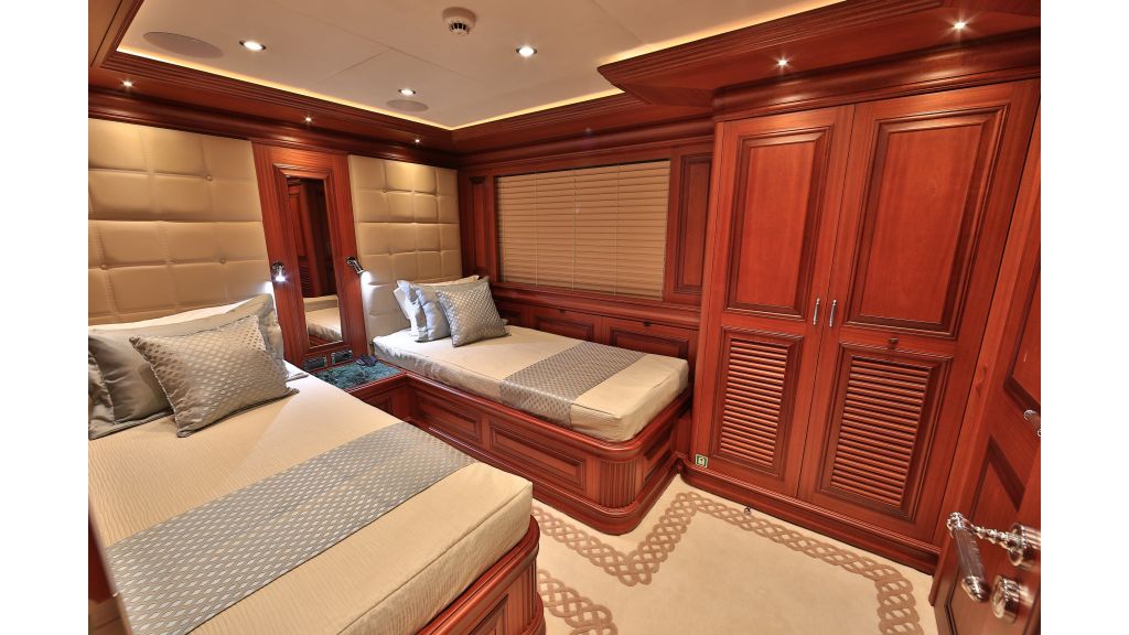 2012 Classic design motoryacht (108)