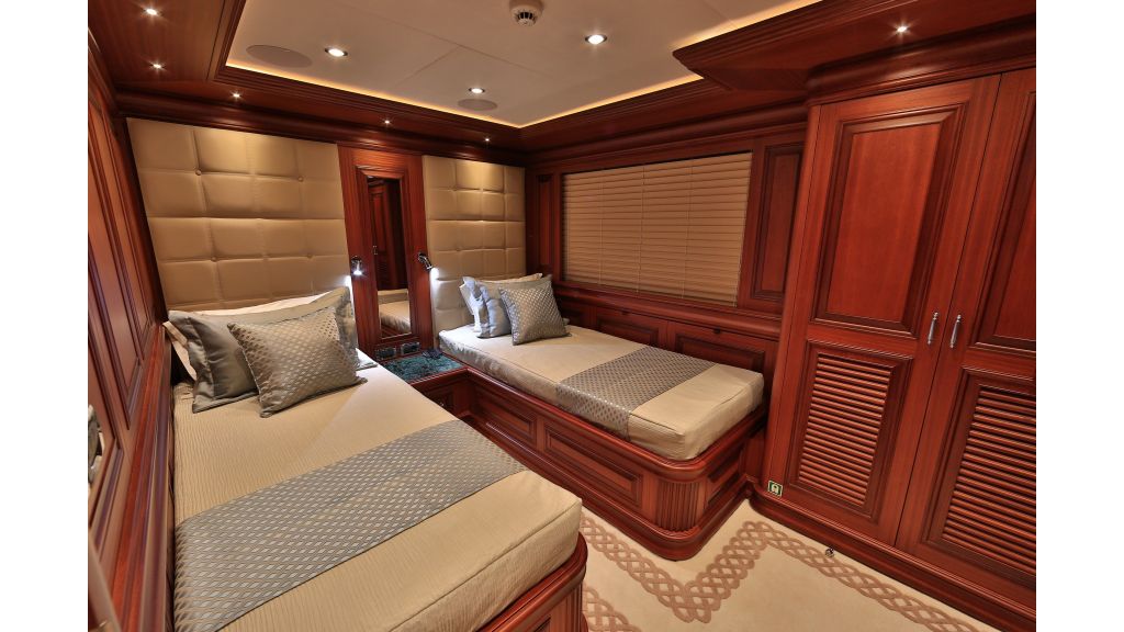 2012 Classic design motoryacht (109)