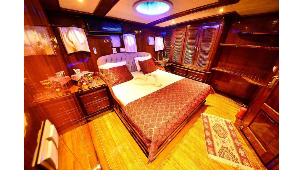 8 Cabins Charter Yacht (6)