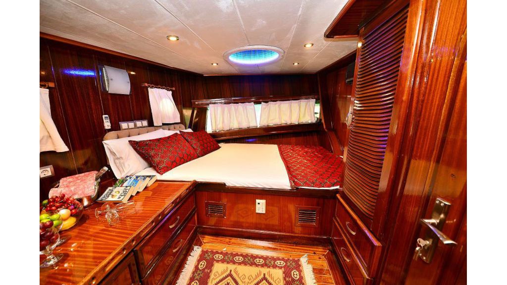 8 Cabins Charter Yacht (7)