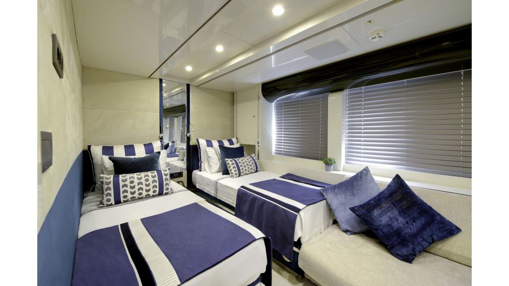 Vetro Luxury Motor Yacht (13)