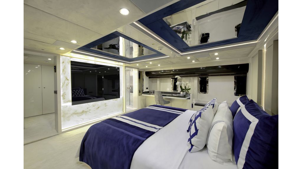 Vetro Luxury Motor Yacht (2)