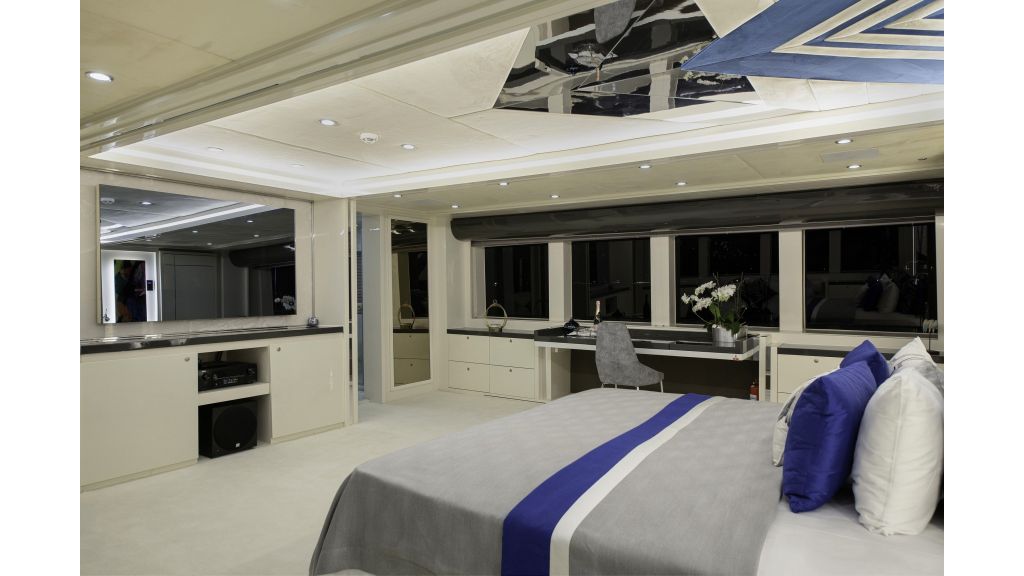 Vetro Luxury Motor Yacht (27)