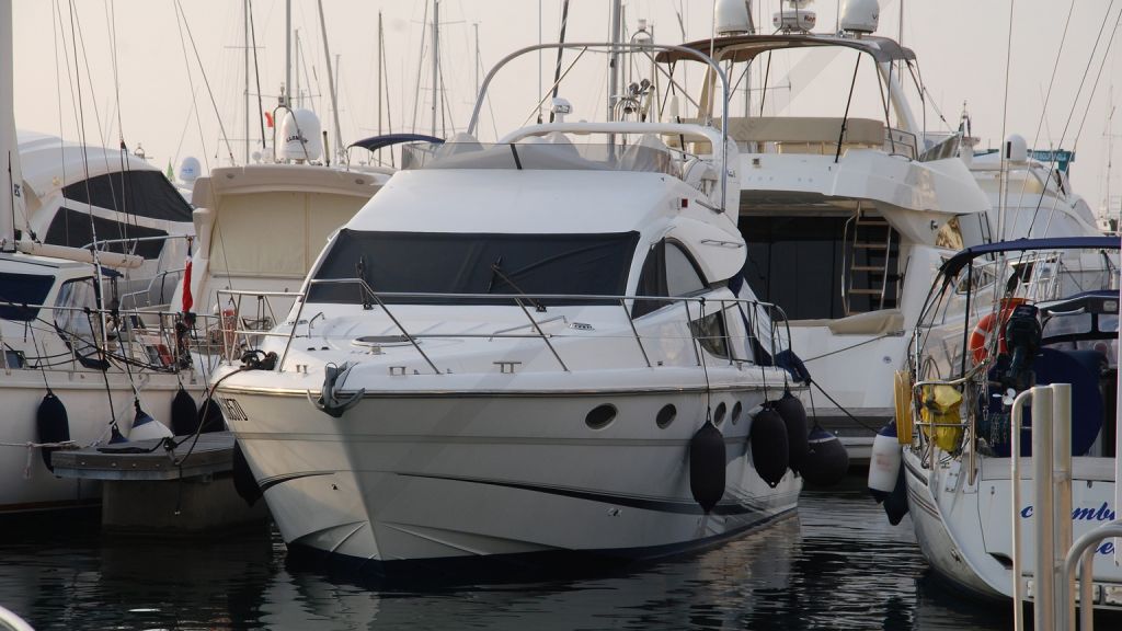 cesme-motoryacht-fairline2