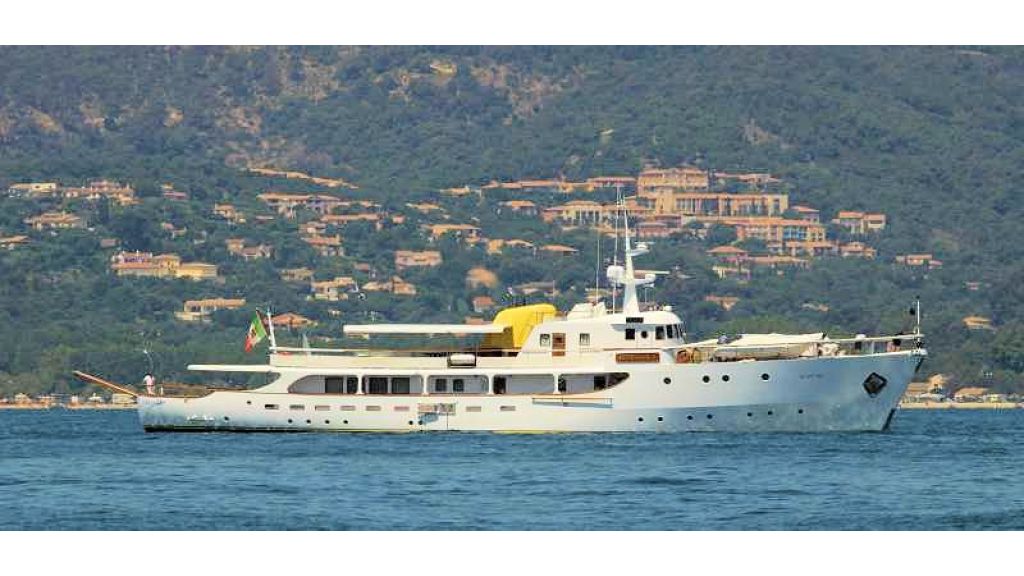 Sophisticated luxury yacht (12)