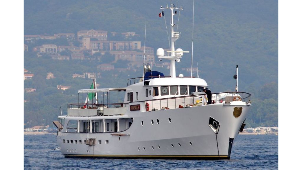 Sophisticated luxury yacht (15)
