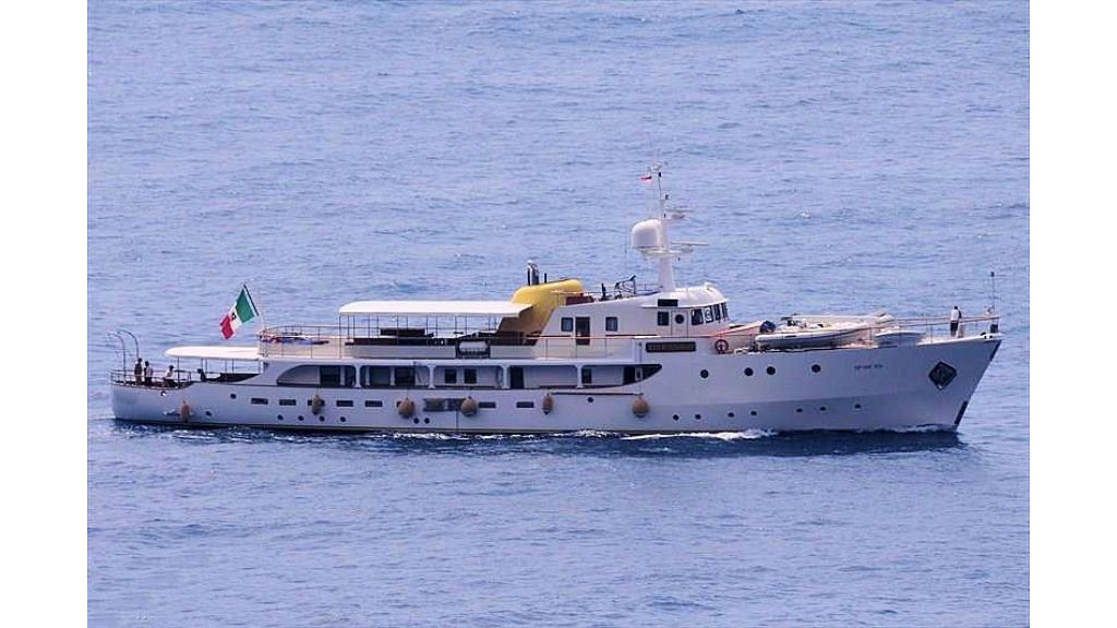 Sophisticated luxury yacht (18)