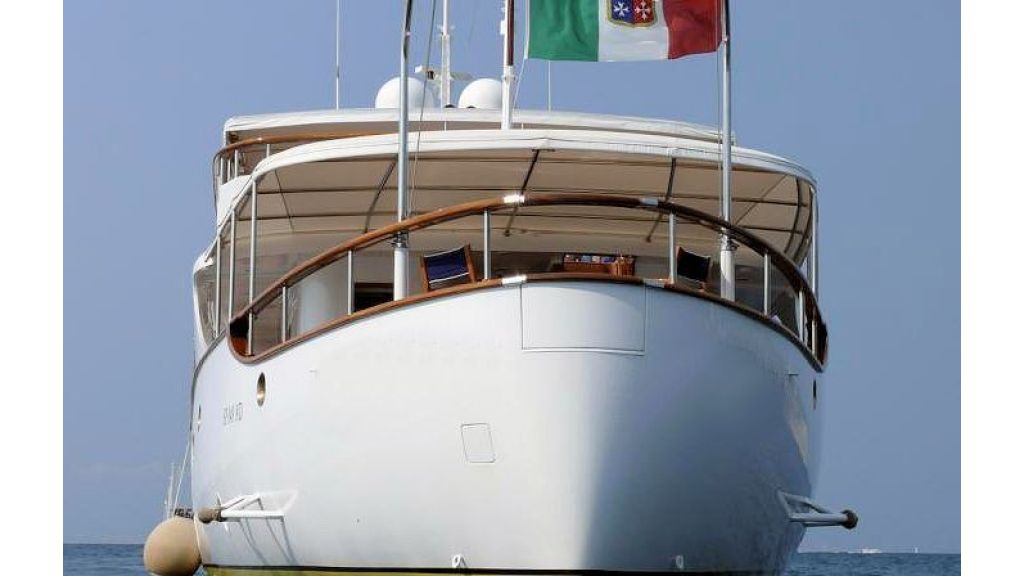 Sophisticated luxury yacht (22)