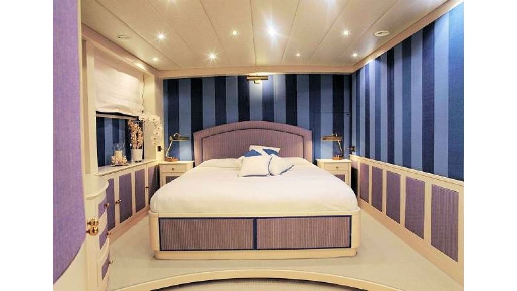 Sophisticated luxury yacht (31)