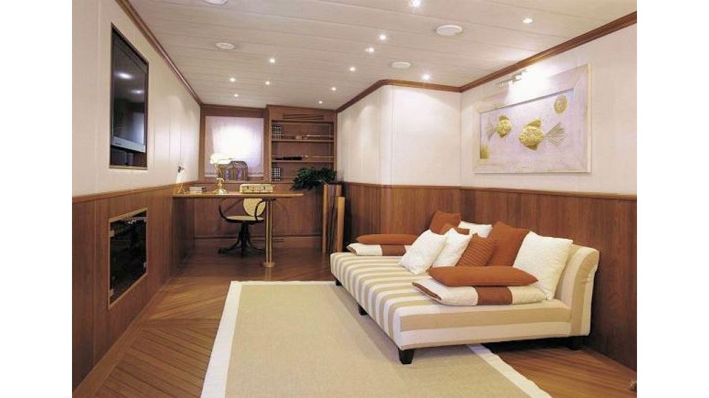 Sophisticated luxury yacht (34)