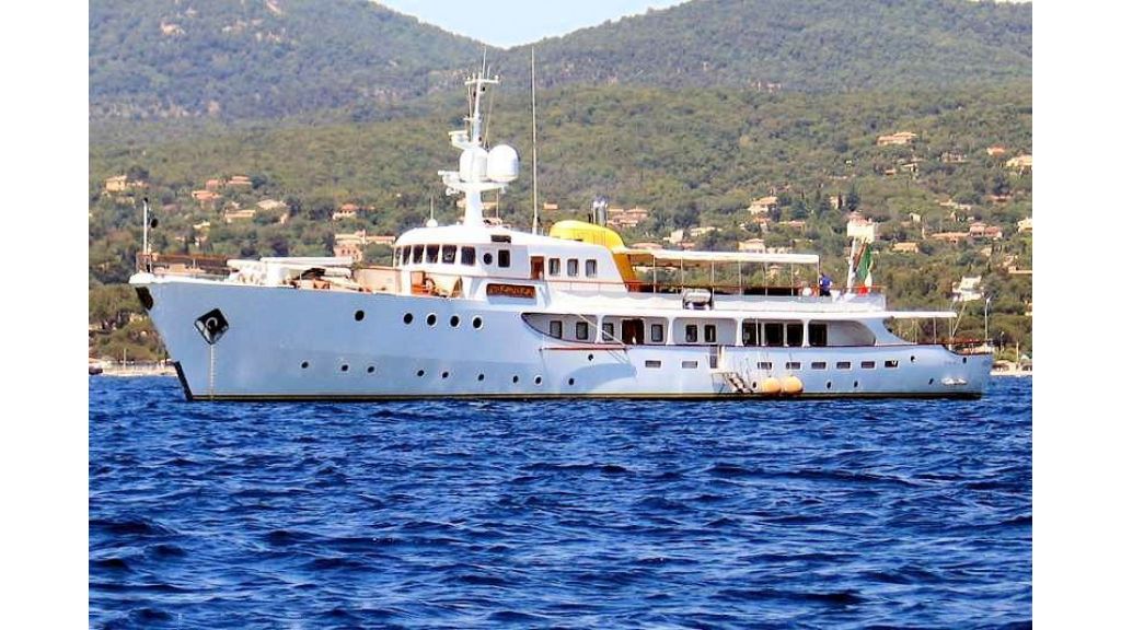 Sophisticated luxury yacht (6)
