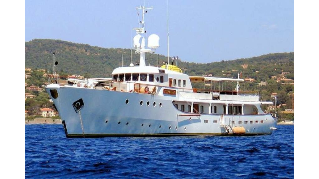 Sophisticated luxury yacht (7)