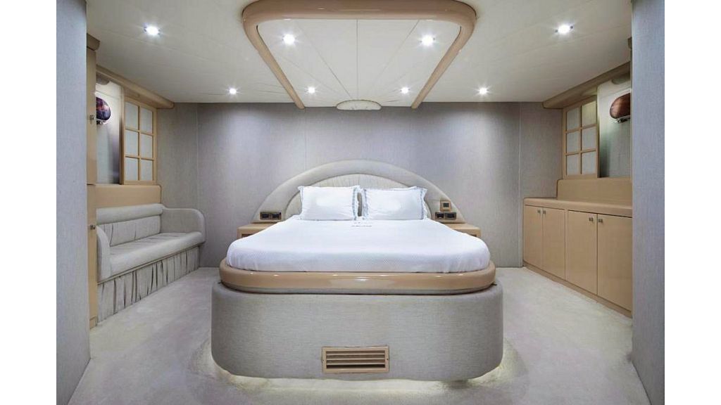 27m Custom Motor Yacht (26)