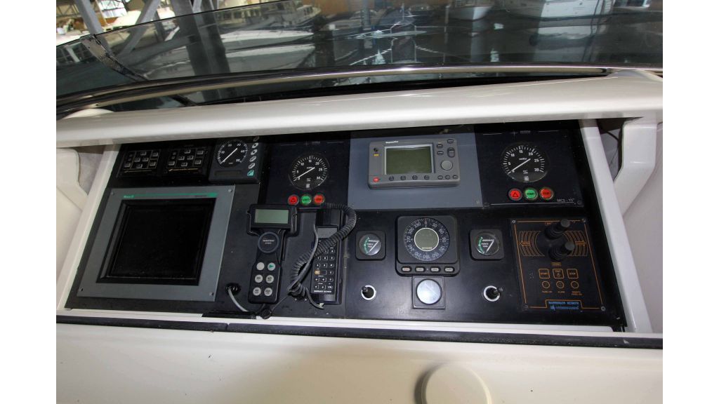 ladenstein-2100-motor-yacht (17)