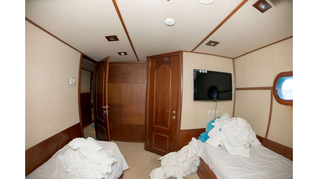 10 Cabins Motor Yacht (17)