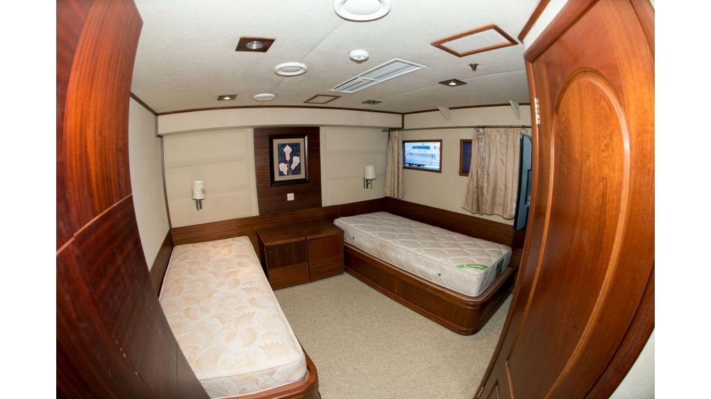 10 Cabins Motor Yacht (19)