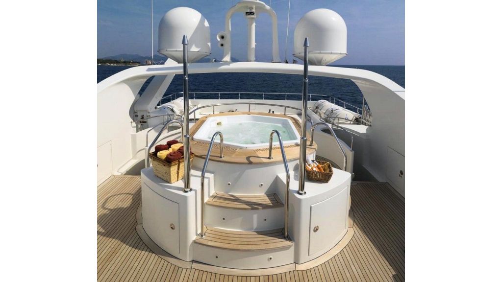 Motor Yacht Aktobe Jacuzzi Back