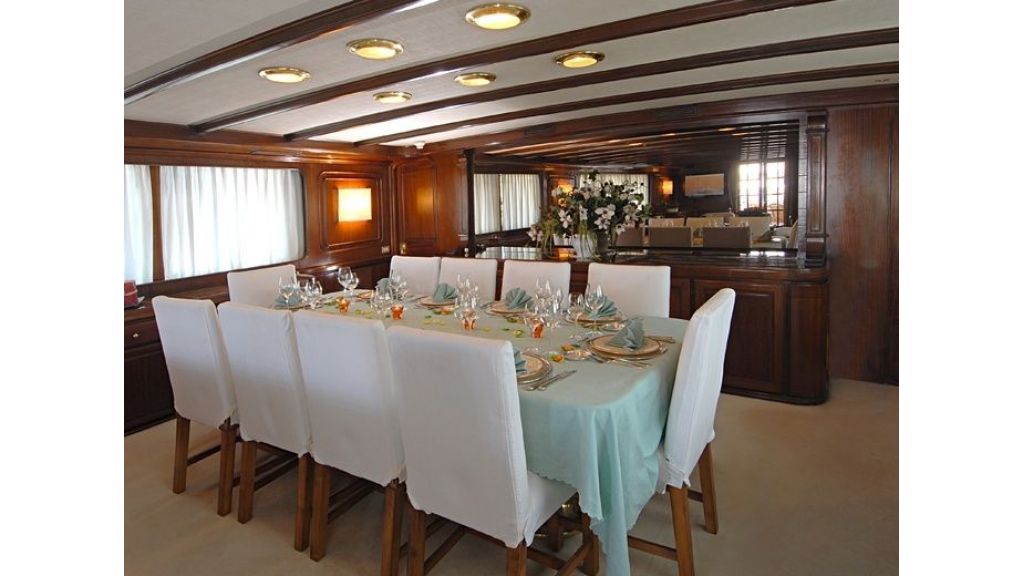 Motor Yacht Intuition Lady Room Dinning