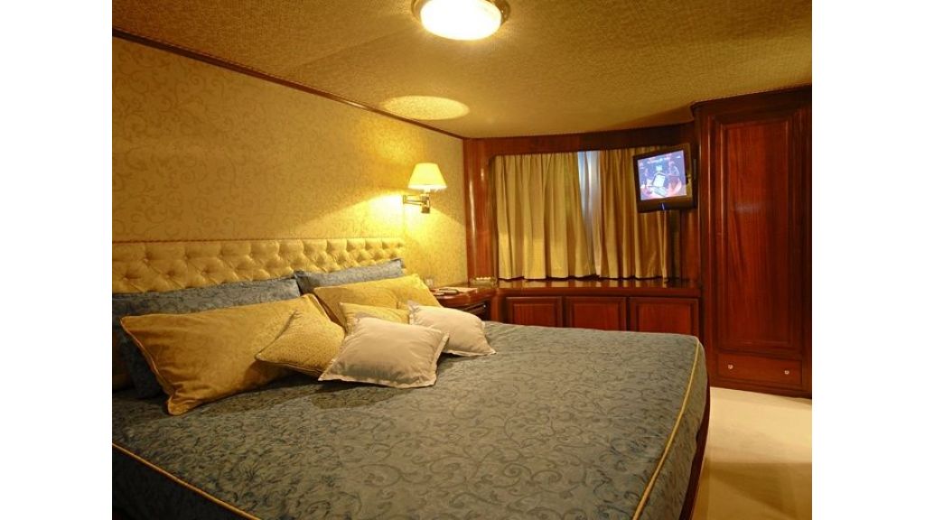 Motor Yacht Intuition Lady Room Single