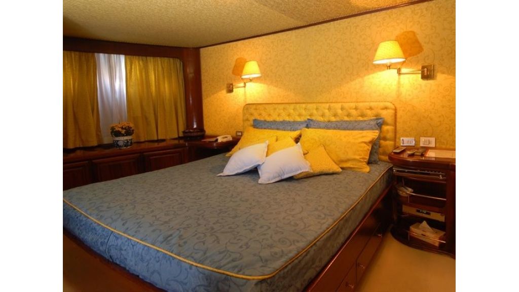 Motor Yacht Intuition Lady Room Single (2)