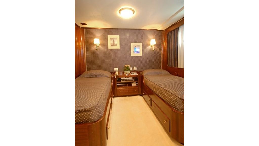 Motor Yacht Intuition Lady Room Twin