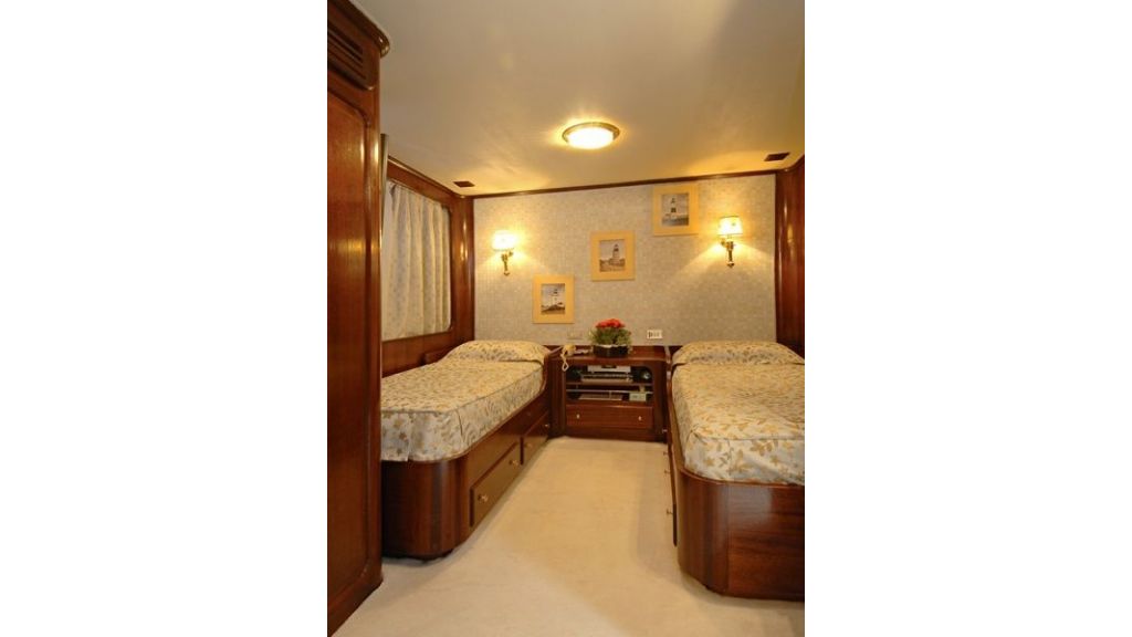 Motor Yacht Intuition Lady Room Twin (2)