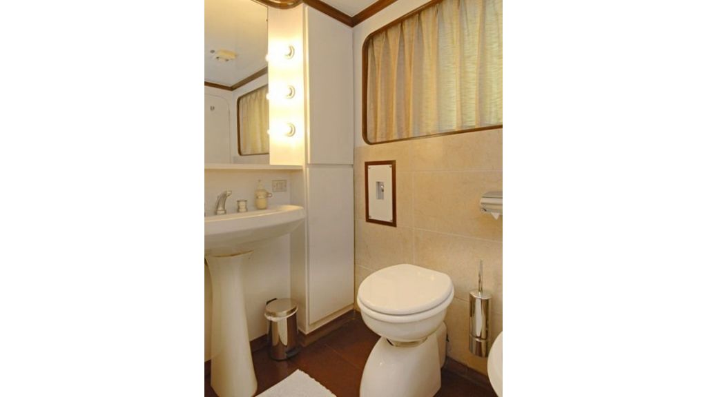 Motor Yacht Intuition Lady Room WC