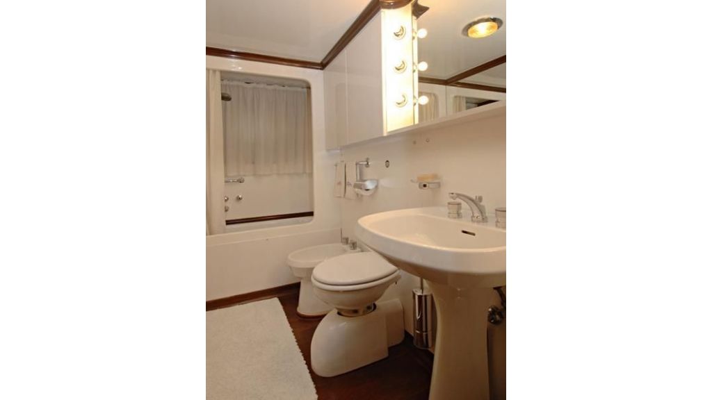 Motor Yacht Intuition Lady Room WC 4