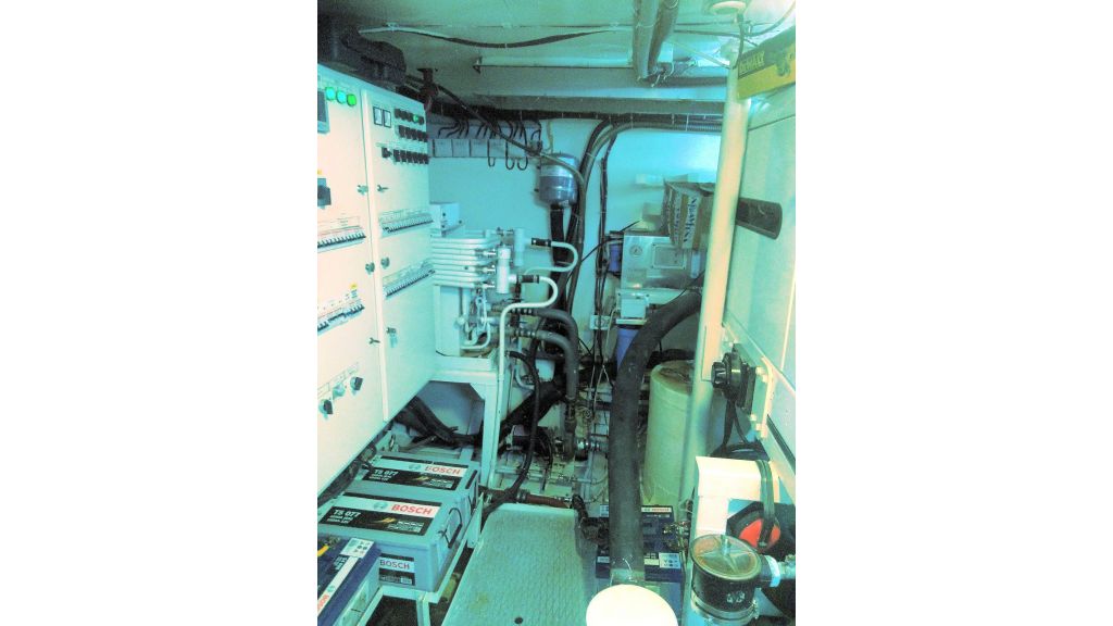 Aqualiner-77-Engine-Room (4)