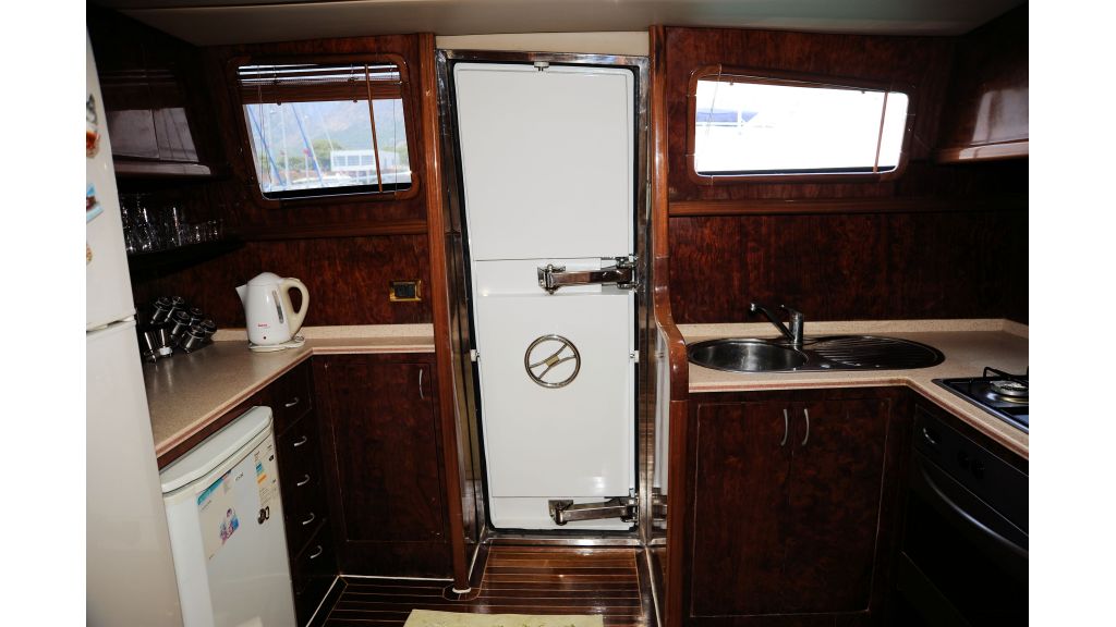 istanbul-built-epoxy-laminated-motoryacht-016