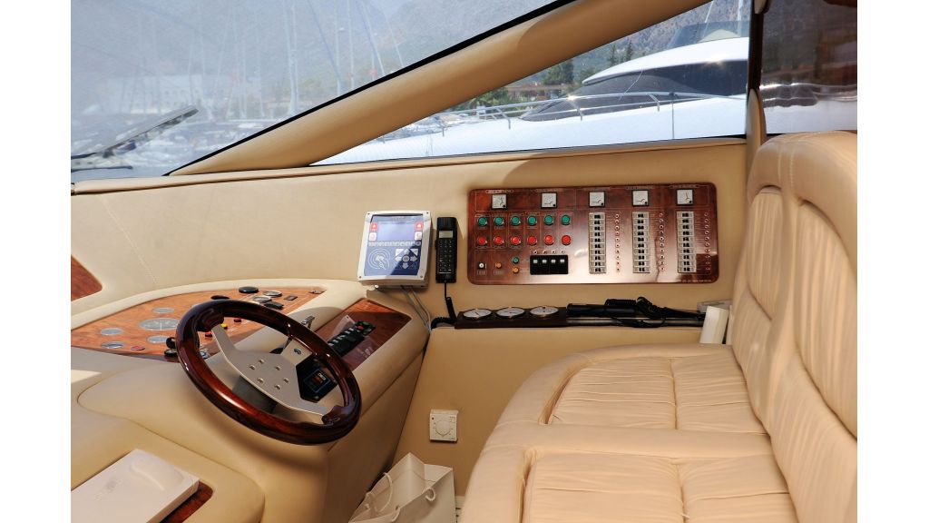 istanbul-built-epoxy-laminated-motoryacht-4